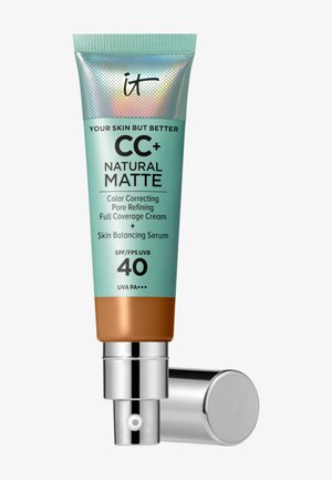 Tube de crème couvrance totale IT CC+ Natural Matte et sérum avec SPF 40, bouchon-pompe argenté ouvert, emballage beige et vert menthe.