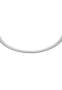 Collar de cadena de serpiente de plata con un diseño flexible y trenzado, con una textura suave que refleja la luz para un brillo sutil.