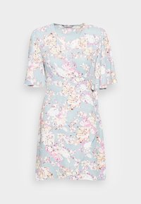 Květinové zavinovací šaty ze světle modré látky s růžovými a bílými květinovými vzory, krátkými zvonovými rukávy a detailem vázání v pase.