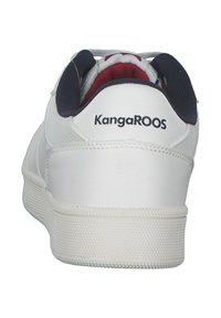 Weißer Sneaker mit synthetischem Obermaterial, strukturierten Stoffakzenten, Gummisohle und schwarzem "KangaROOS"-Branding an der Ferse.