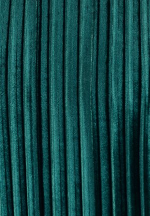 Teal fluwelen stof met verticale plooien, die een textuurrijke uitstraling creëren met een zachte glans en diepe, rijke kleur.