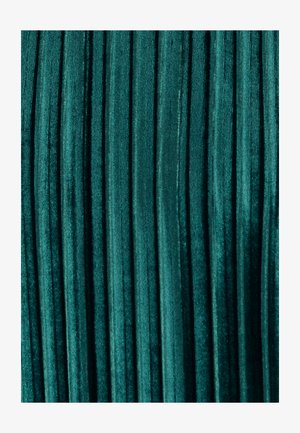 Teal fluwelen stof met verticale plooien, die een textuurrijke uitstraling creëren met een zachte glans en diepe, rijke kleur.