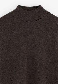 Suéter de cuello alto marrón oscuro, fabricado en un material suave. Presenta un sutil detalle de corte cerca del escote y una textura lisa en todo su diseño.