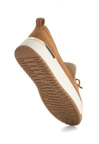 Suède sneaker in lichtbruin met een witte rubberen zool. Heeft een ronde vorm, platte veters en een metalen accent nabij de hak.
