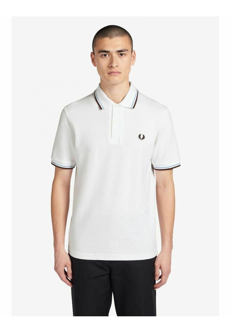 Polo bianca con colletto a tre bottoni, strisce a contrasto sul colletto e sulle maniche in navy e bordeaux, e un piccolo logo ricamato.