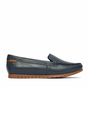 Mocassino da uomo in pelle blu navy con suola in gomma marrone, design senza lacci e discreta stampa del marchio sul lato.