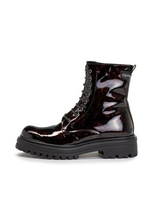 Botte de combat noire brillante avec semelle épaisse à crampons, fermeture à lacets à l'avant et une languette à l'arrière, vue de côté gauche sur fond blanc.