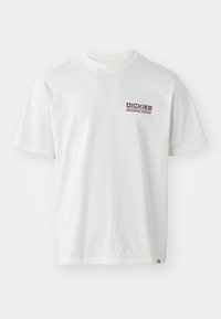 T-shirt in cotone bianco con maniche corte, scollatura a girocollo e un logo rosso sull'area sinistra del petto. Design semplice senza motivi.