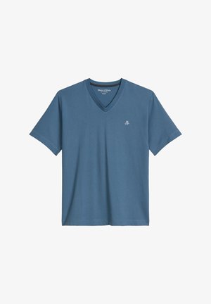 Modré tričko s krátkými rukávy a výstřihem do V s malým bílým logem "M OP" na levé straně hrudi, zobrazené na bílém pozadí.