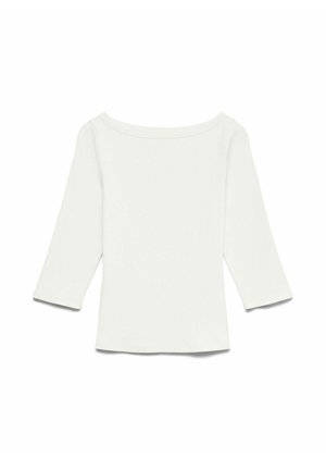 Chemise blanche à manches longues avec encolure bateau, coupe ajustée et manches mi-longues sur un fond blanc uni.