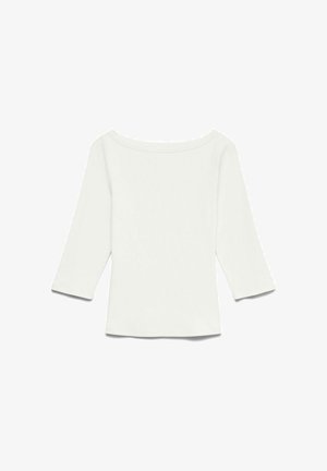 Witte blouse met lange mouwen, boothals, getailleerde pasvorm en mouwen van gemiddelde lengte tegen een effen witte achtergrond.