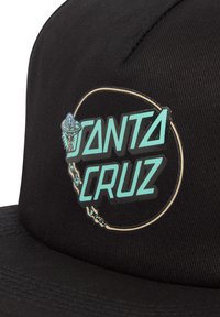 Schwarze Kappe mit flachem Schirm, die ein mehrfarbiges "Santa Cruz"-Logo zeigt. Glattes Material mit texturiertem Schirm und einem kreisförmigen Grafikdesign.