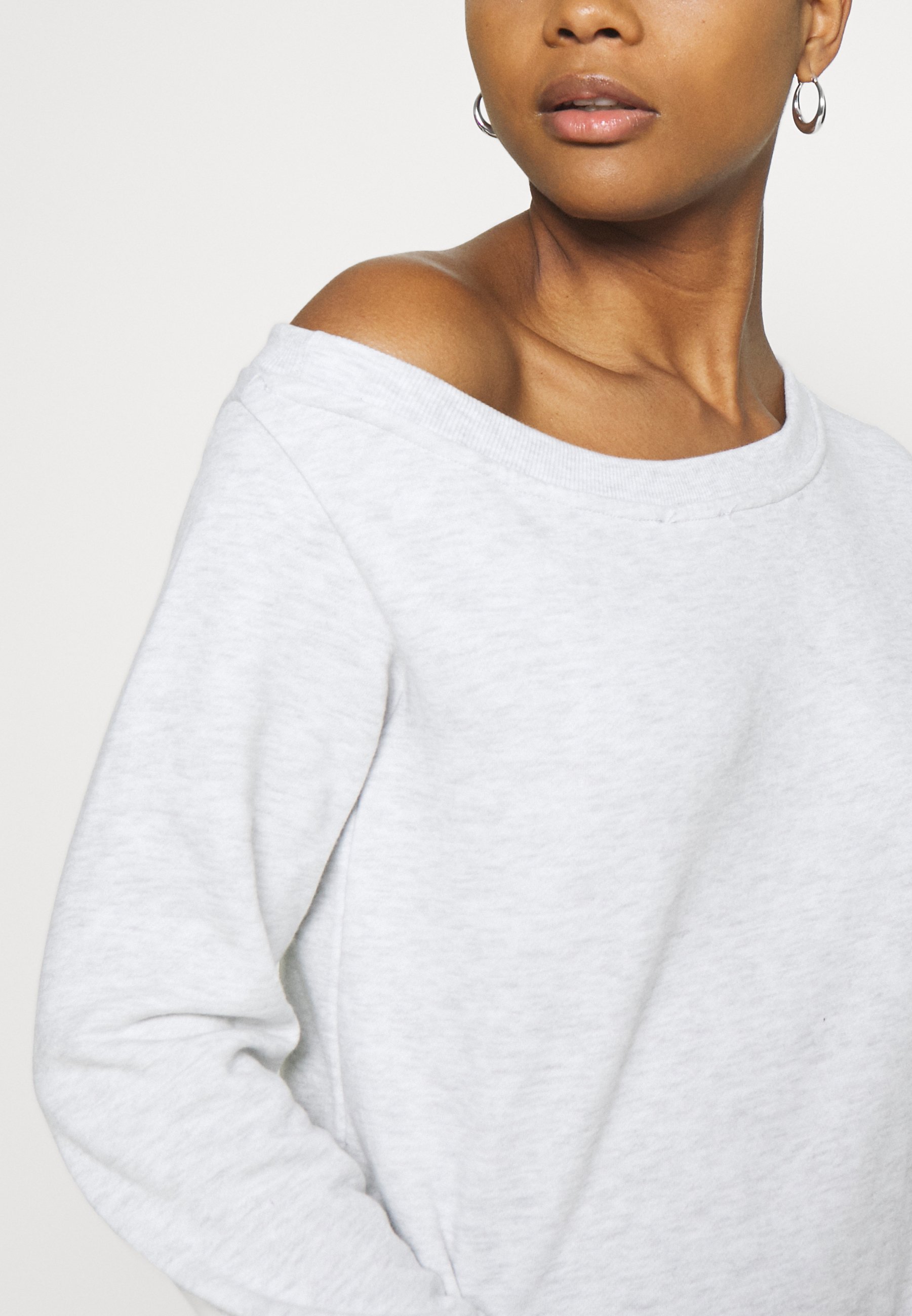 white loose sweatshirt