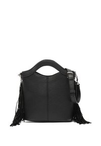 Sac à main en cuir noir avec un dessus légèrement courbé, une surface texturée et des franges sur les côtés. Comprend une sangle et une poignée amovibles.