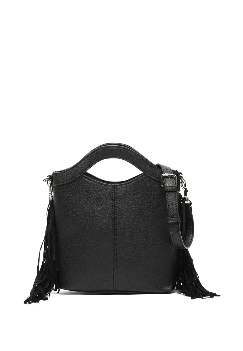 Sac à main en cuir noir avec un dessus légèrement courbé, une surface texturée et des franges sur les côtés. Comprend une sangle et une poignée amovibles.