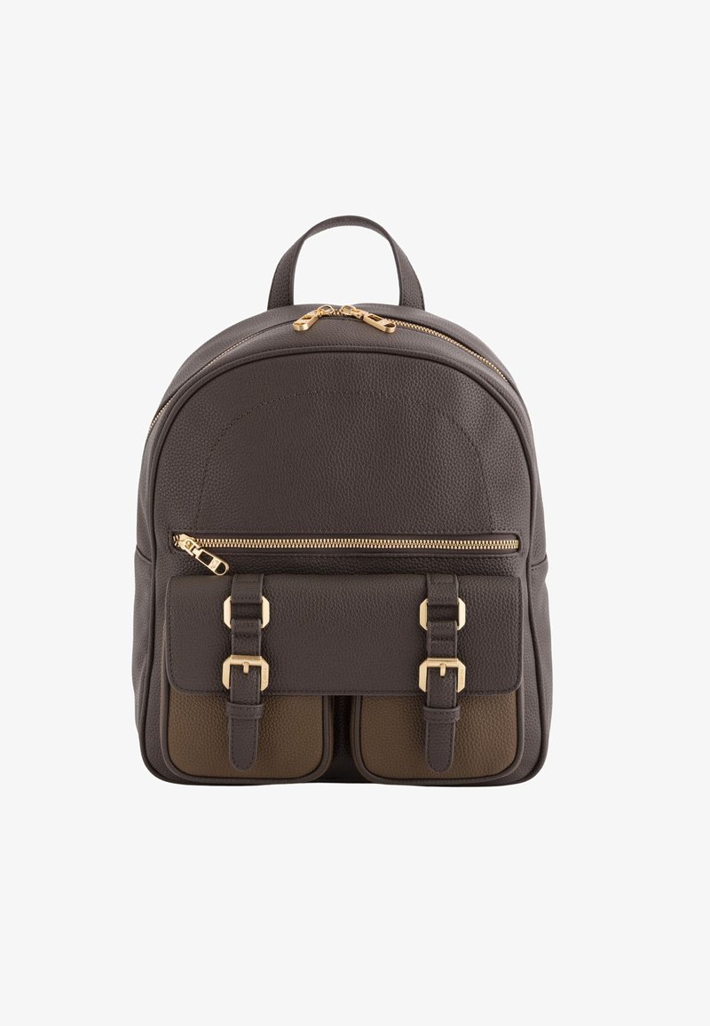 Sac à dos en cuir texturé gris foncé avec quincaillerie dorée, comportant une fermeture éclair sur le dessus et deux poches à fermeture à boucle à l'avant.