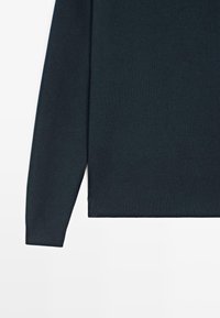 Ciemnogranatowy, dziergany sweter z długimi rękawami, ściągaczem na dole i mankietach, bezszwowy design, miękka tekstura, minimalistyczna estetyka.