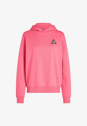 Różowa hoodie z kapturem, wykonana z miękkiego materiału, z trójkątną naszywką logo na klatce piersiowej. Posiada ściągacze przy mankietach i u dołu.