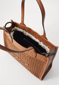Borsa tote intrecciata color tan con accenti in pelle, forma strutturata, apertura superiore e foderata in tessuto. Include una tasca con zip all'interno.