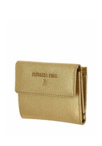 Portefeuille en cuir doré avec une surface texturée, doté d'une fermeture à rabat et d'un logo embossé sur le devant. Forme compacte et rectangulaire.