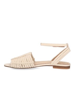 Sandalias tejidas en color beige con suela plana, punta abierta y correa en el tobillo. Presentan un detalle trenzado texturizado en la parte superior y un tacón de madera ligera.