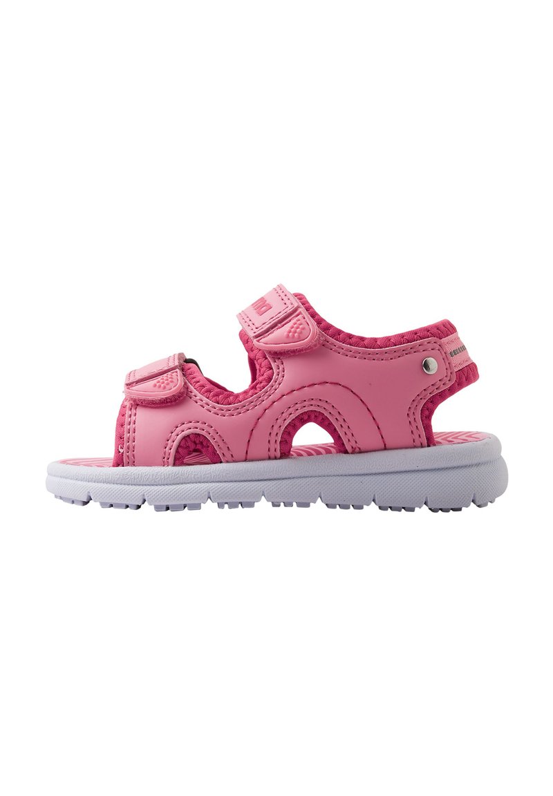 Rosa syntetiske sandaler med utskåret design, justerbare stropper og hvit gummisåle med teksturert grep. Detaljer inkluderer sømdekorasjoner.