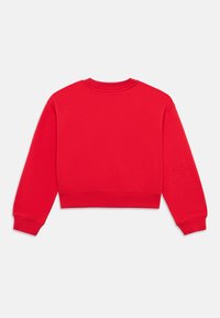 Rdeča skrajšana pulover s dolgimi rokavi, okroglo ovratnikom ter rebrastimi manšeti in robom. Mehka, gladka tekstura z enobarvno površino.