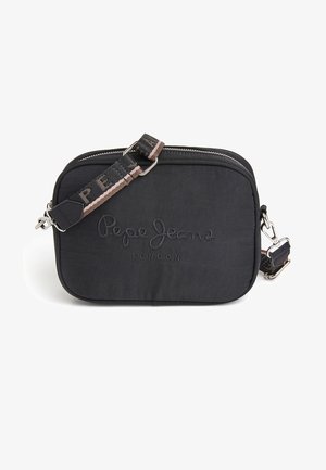 Czarna, prostokątna torba na ramię z regulowanym paskiem, srebrnym zamkiem błyskawicznym i wyhaftowanym napisem „Pepe Jeans London” z przodu.