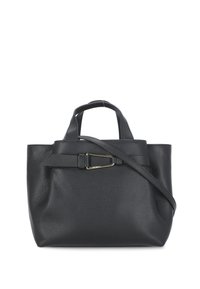 Borsa a tracolla nera in pelle con una finitura texture, doppi manici superiori, tracolla regolabile e un dettaglio in metallo sulla parte anteriore.