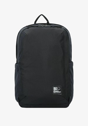 Schwarzer Rucksack aus strapazierfähigem Material, mit minimalistischem Design, Tragegriff oben und Seitentaschen. Enthält ein Markenpatch auf der Vorderseite.