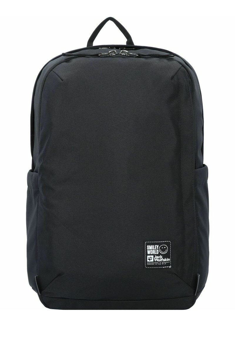 Zaino nero realizzato in tessuto resistente, caratterizzato da un design minimalista, maniglia superiore e tasche laterali. Include una toppa con il marchio sulla parte anteriore.