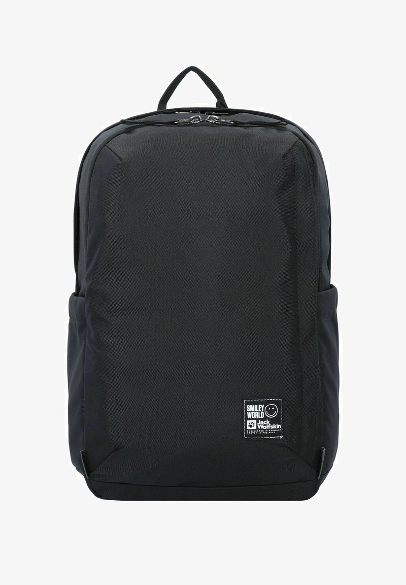 Zaino nero realizzato in tessuto resistente, caratterizzato da un design minimalista, maniglia superiore e tasche laterali. Include una toppa con il marchio sulla parte anteriore.