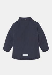 Granatowa kurtka przeciwdeszczowa z długimi rękawami, wysokim kołnierzem, zapięciem na napy oraz odblaskowym akcentem z tyłu. Gładki, wodoodporny materiał.