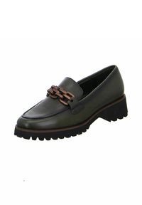 Mocassin en cuir vert à bout rond, mettant en avant une chaîne décorative sur le dessus et une semelle épaisse en caoutchouc noir avec des crampons.