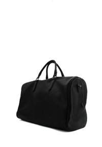 Borsa da viaggio in pelle nera con superficie texturizzata, forma arrotondata, manici doppi e apertura zip su un lato.