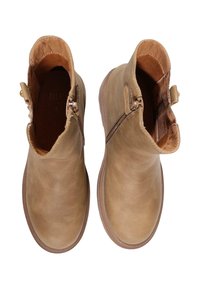 Botas de tobillo de cuero marrón claro con un acabado liso, cremalleras laterales y una suela marrón texturizada. El interior cuenta con un forro suave y estampado.