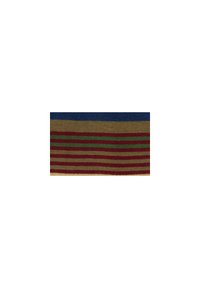 Strisce orizzontali a maglia in blu, beige, verde e rosso con spessori variabili su uno sfondo di tessuto.
