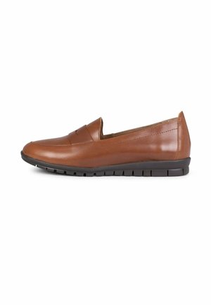 Mocasín marrón de cuero, tipo slip-on, con suela flexible de goma negra, tacón bajo y detalles clásicos de costura.