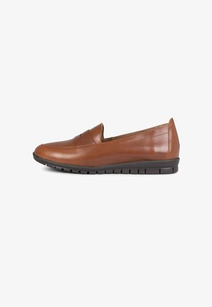 Mocasín marrón de cuero, tipo slip-on, con suela flexible de goma negra, tacón bajo y detalles clásicos de costura.