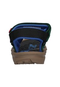 Groene en blauwe sandaal met een gestructureerde bruine zool, voorzien van een zwarte verstelbare band en een gevoerde hak voor comfort.