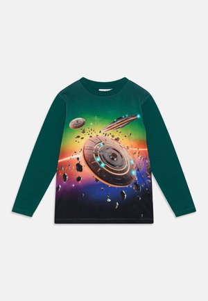 Mørkegrøn langærmet skjorte med farverig rumscene, der viser tre futuristiske rumskibe blandt glødende asteroider.