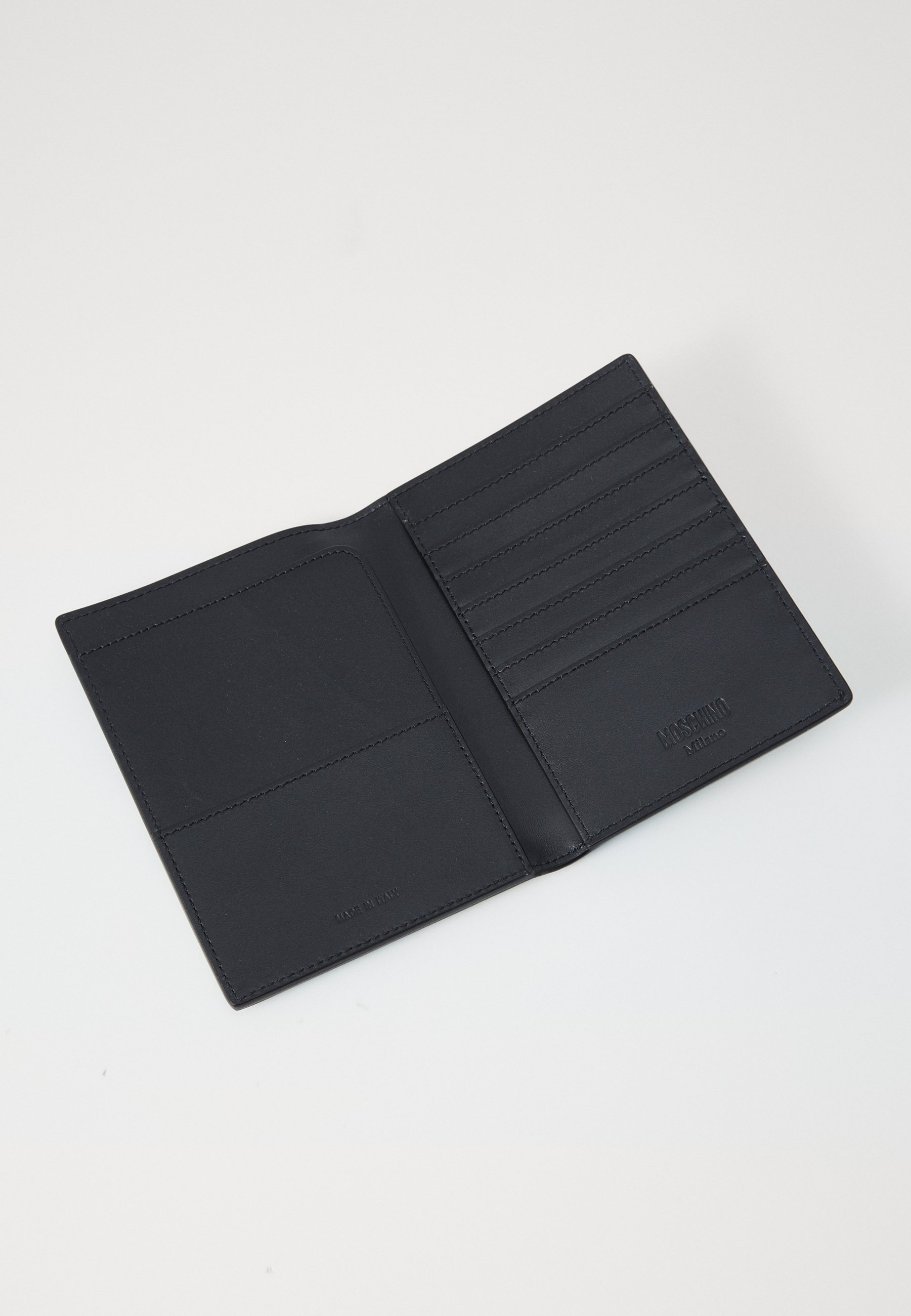 Custodia Passaporto Gift Base In Ecopelle – Design Pazzo Squalo Uomo, Copertina Universale 125x88 Mm, Fodera In Microfibra, Regalo