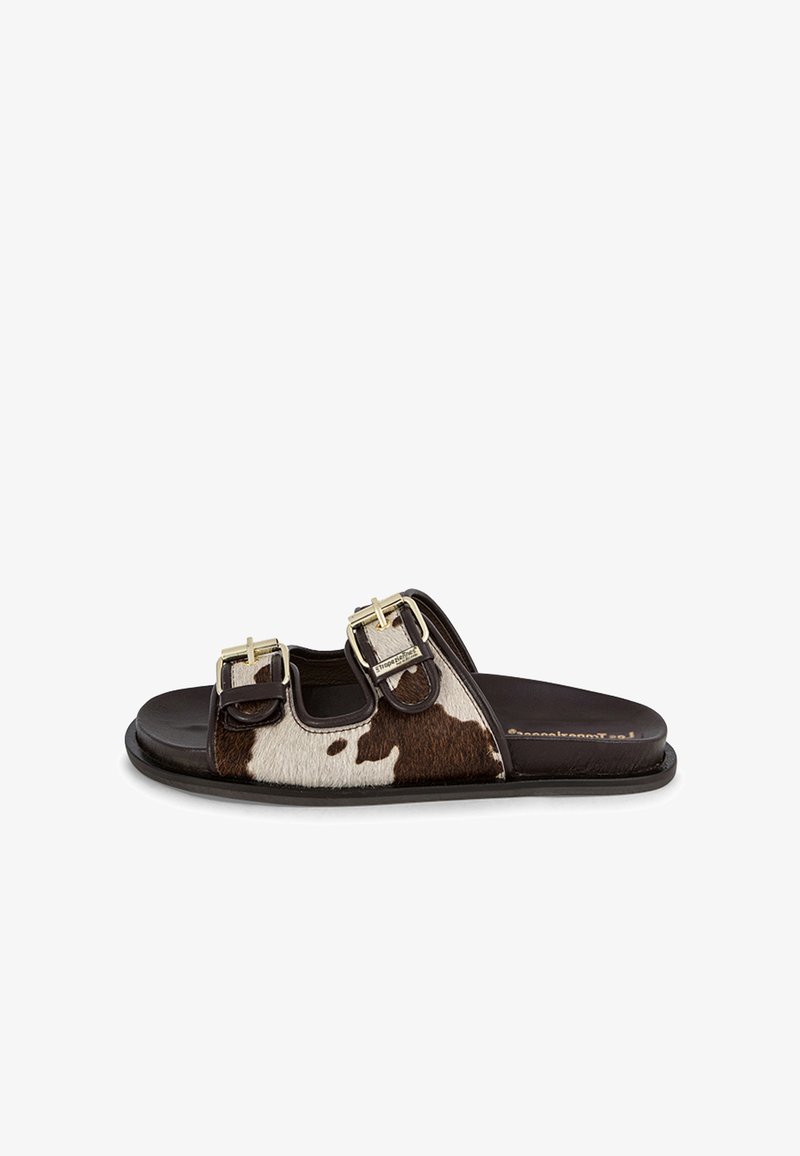 Sandales à glissière en cuir marron avec détail en peau de vache, dotées de deux boucles réglables. Semelle plate et design ouvert pour un enfilage facile.