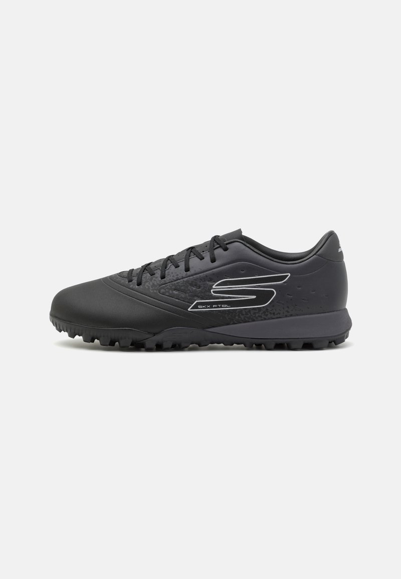 Chaussures de sport noires avec un dessus texturé, un design à lacets et une semelle en caoutchouc dotée de multiples crampons pour l'adhérence. Logo accentué sur le côté.