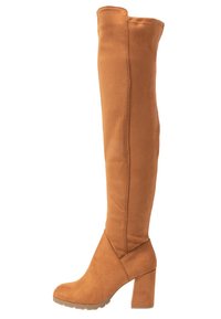 Brune over-the-knee støvler lavet af blød ruskind med en kraftig hæl og tekstureret overflade. Har et tætsiddende design og en detalje med bagseam.