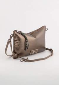 Brązowa nylonowa torba na drobiazgi z zamkiem błyskawicznym, z wielokolorowym uchwytem do zamka i odpinanym paskiem dla większej wszechstronności.