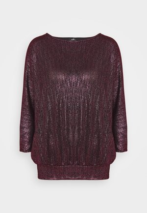Maglione bordeaux a maniche lunghe con una finitura lucida e testurizzata. Presenta una vestibilità rilassata e una scollatura ampia, orlo e polsini a coste.