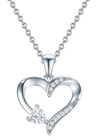 Strieborný prívesok v tvare srdca s centrálnym srdcovým čírym drahokamom a akcentovými kameňmi po jednej strane, s jemným reťazcom.