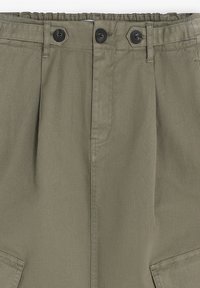 Pantalones de cintura alta en color verde oliva, fabricados con algodón resistente. Cuentan con dos bolsillos laterales, pliegues frontales y cierres de botón negro.