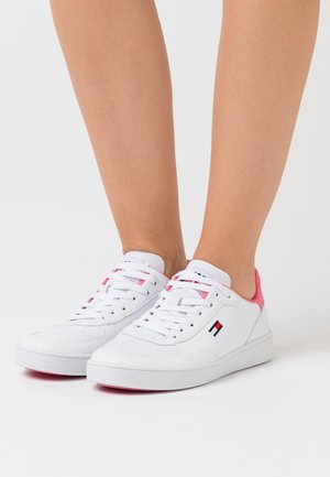 Sneaker bianchi con pelle testurizzata, dettagli rosa sul tallone, design con lacci e suola imbottita. Presenta un dettaglio del logo sul lato.